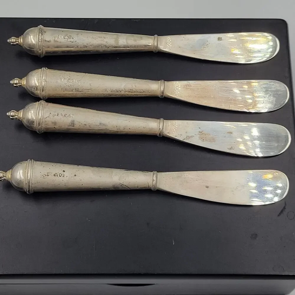 SET OF 4 TOWLE SILVERSMITHS ALLOY SPREADERS KNIFE IN WOODEN BOX TARNISHED